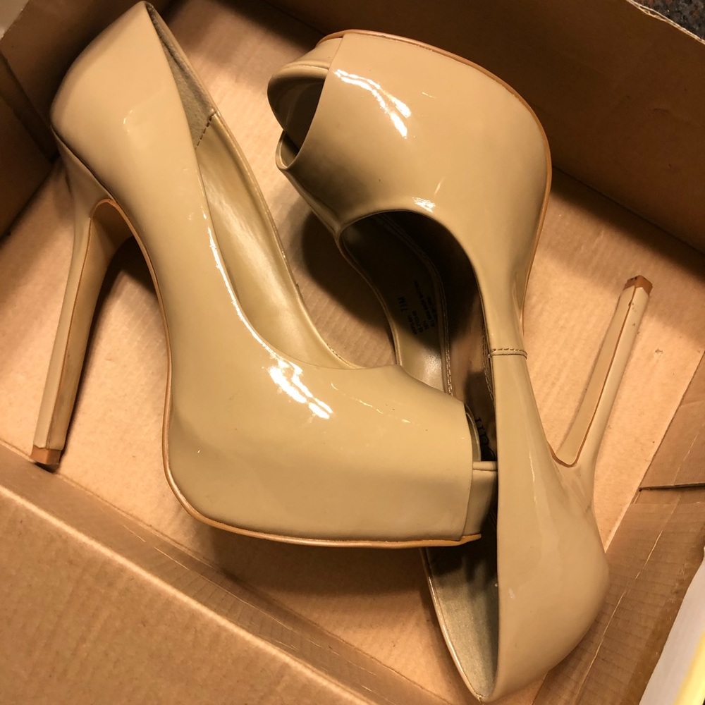 Peep-toe pumps